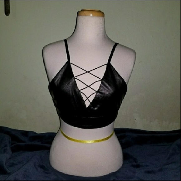 Sexy Faux Leather Crop-top - Picture 4 of 6